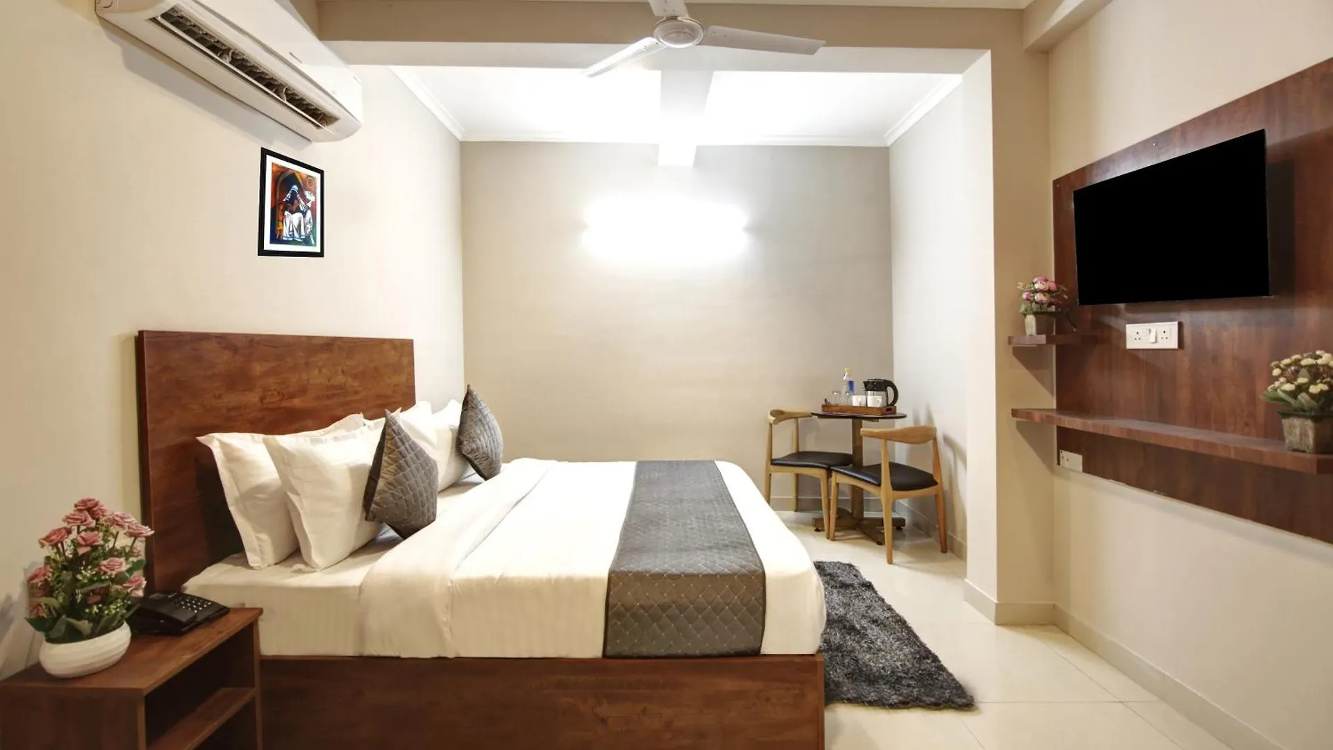 Limewood Stay - Executive Huda City Center Gurgaon Hotel