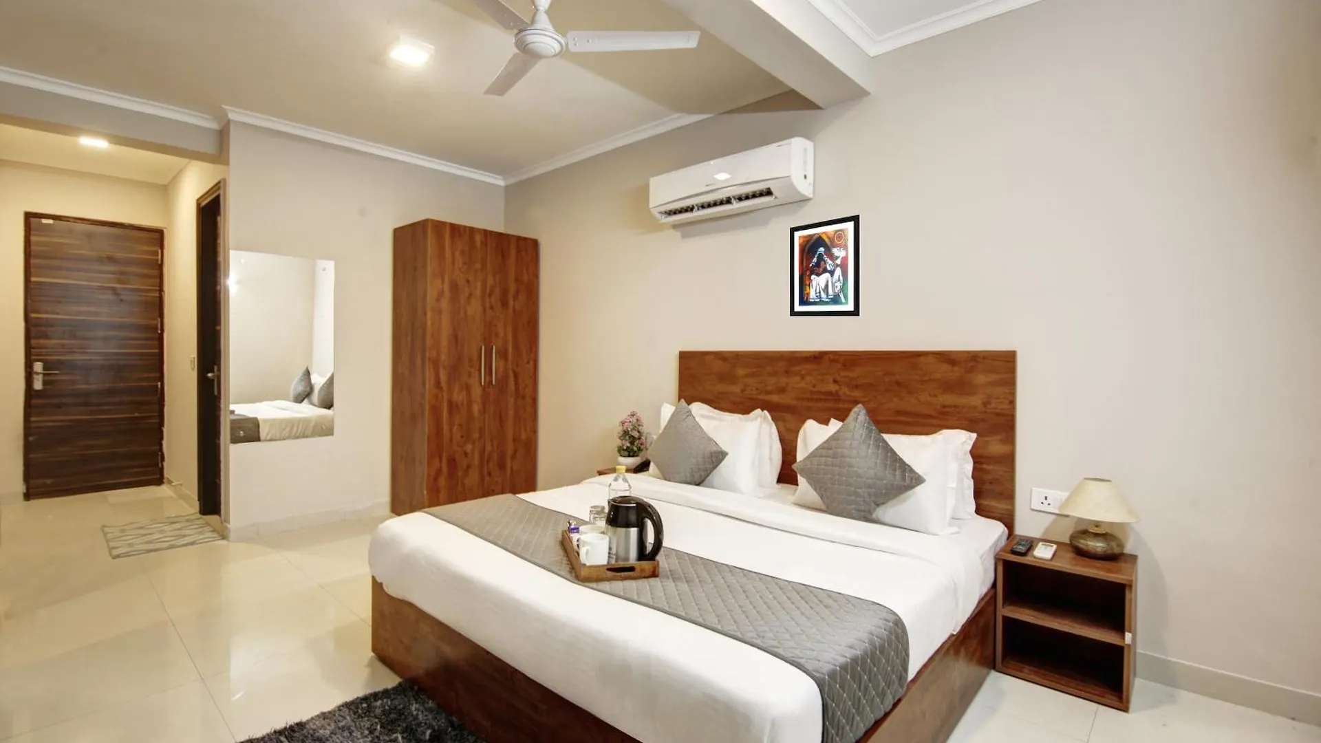 Hotel Limewood Stay - Executive Huda City Center Gurgaon
