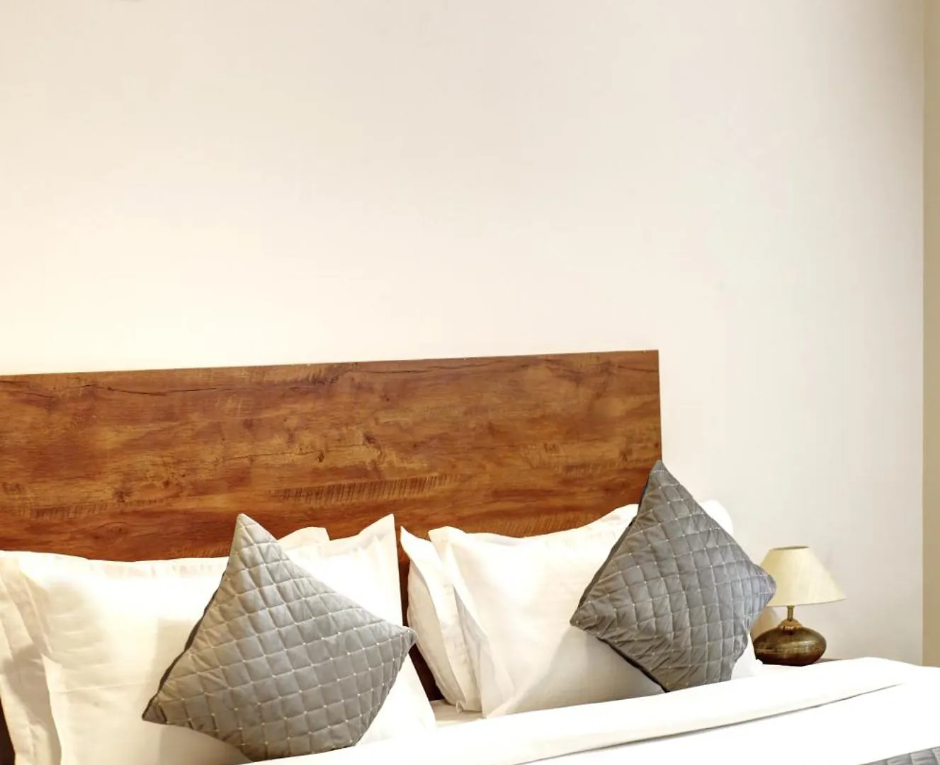 Limewood Stay - Executive Huda City Center Gurgaon