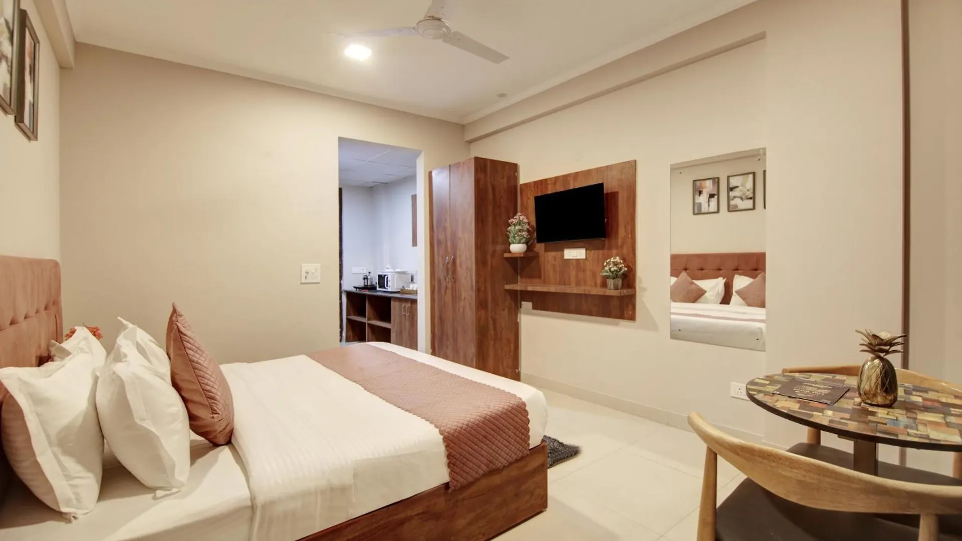 Hotel Limewood Stay - Executive Huda City Center Gurgaon