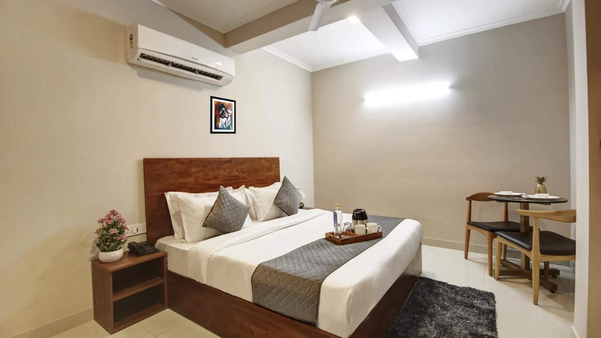 Hotel Limewood Stay - Executive Huda City Center Gurgaon