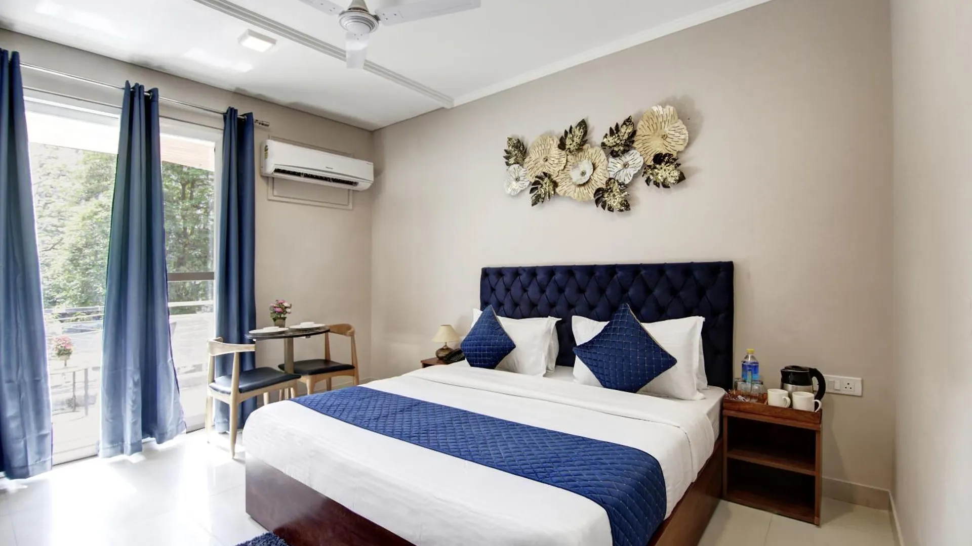 Hotel Limewood Stay - Executive Huda City Center Gurgaon