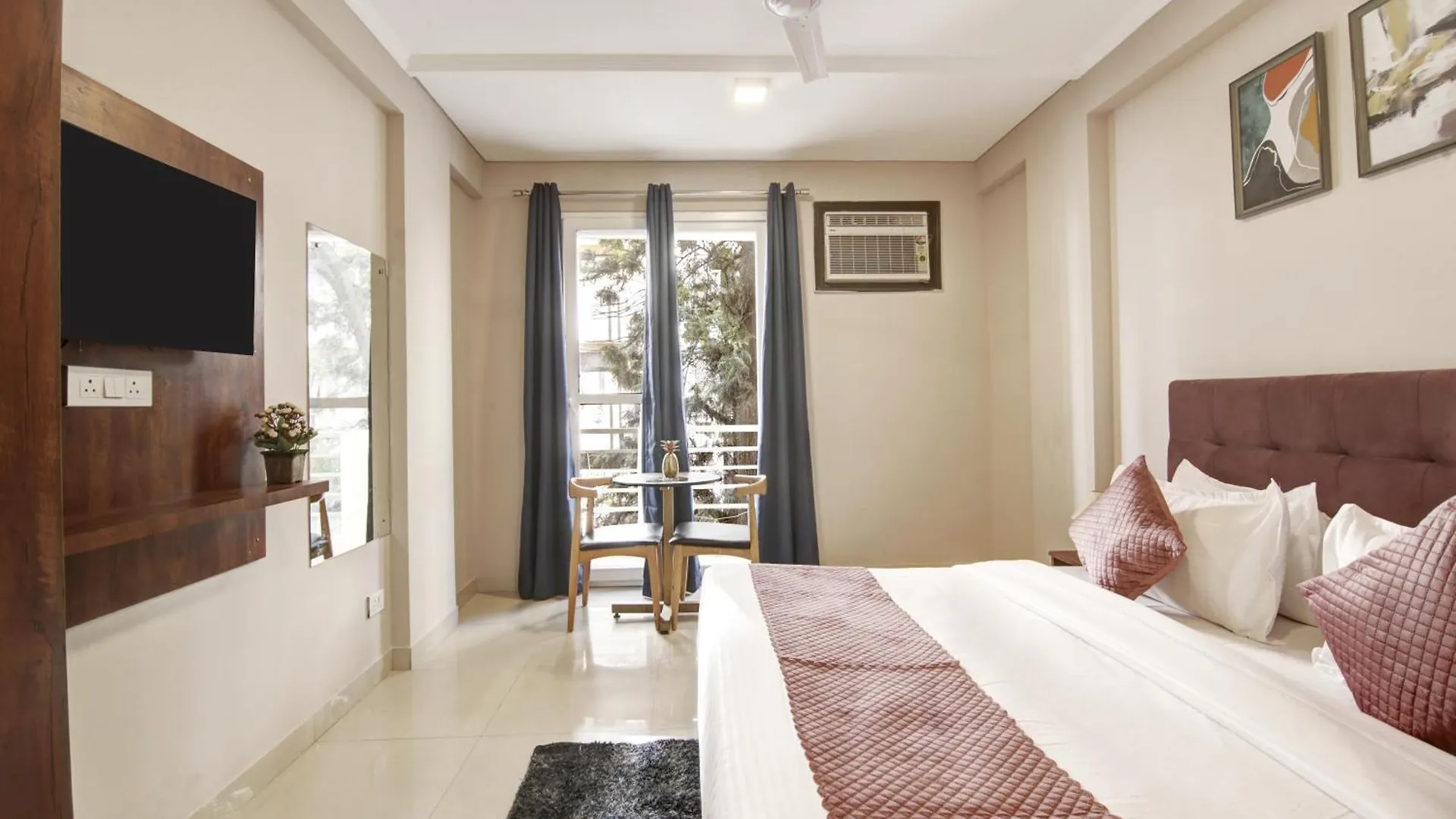 Hotel Limewood Stay - Executive Huda City Center Gurgaon